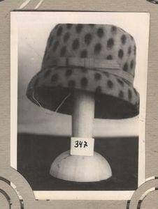 Направление моды головных уборов на 1964 г. Дамская шляпка из фетра в горошек, фотография