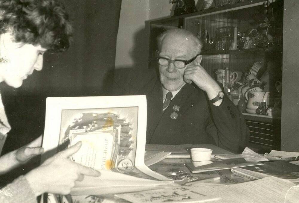 Фотография черно-белая Бурсиан Павел Оскарович знакомит со своим архивом