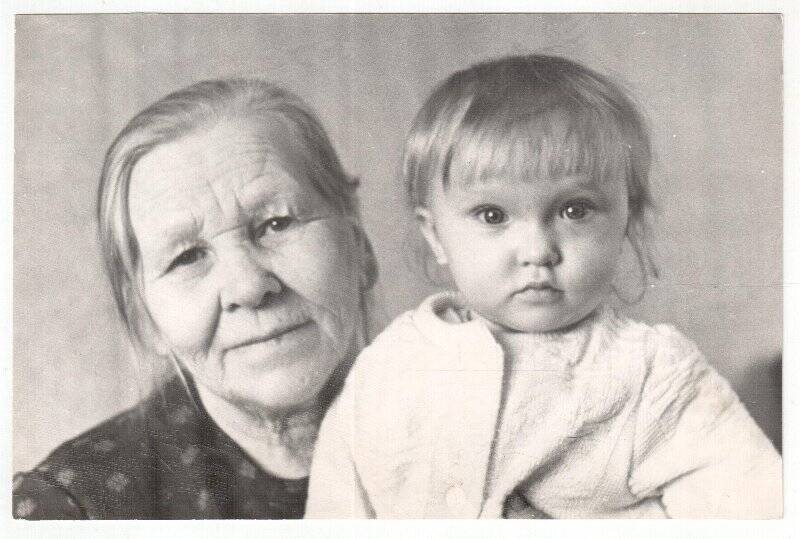 Фотография «Анфиса Ивановна Белова с внучкой Анной»