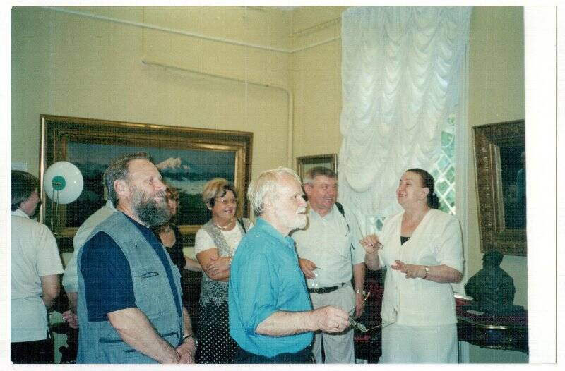 Фотография «Писатель Василий Иванович Белов с друзьями на экскурсии в музее-усадьбе художника Н.А. Ярошенко»