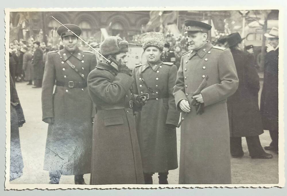 Фото групповое. Розанов Н.А. - 1-й справа. ноябрь 1951 г.