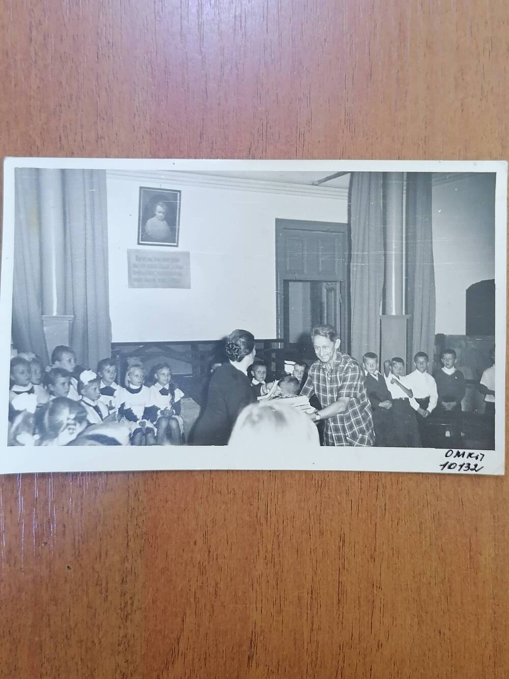 Фото черно-белое,глянцевое. сюжетное, Караулов Ф.К. председатель райкома союза работников торговли