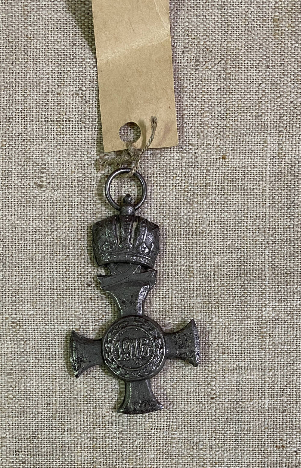 Орден в форме креста Австро-Венгерской империи . На аверсе буквы FJ в обрамлении текста, в верху королевская корона, на реверсе 1916