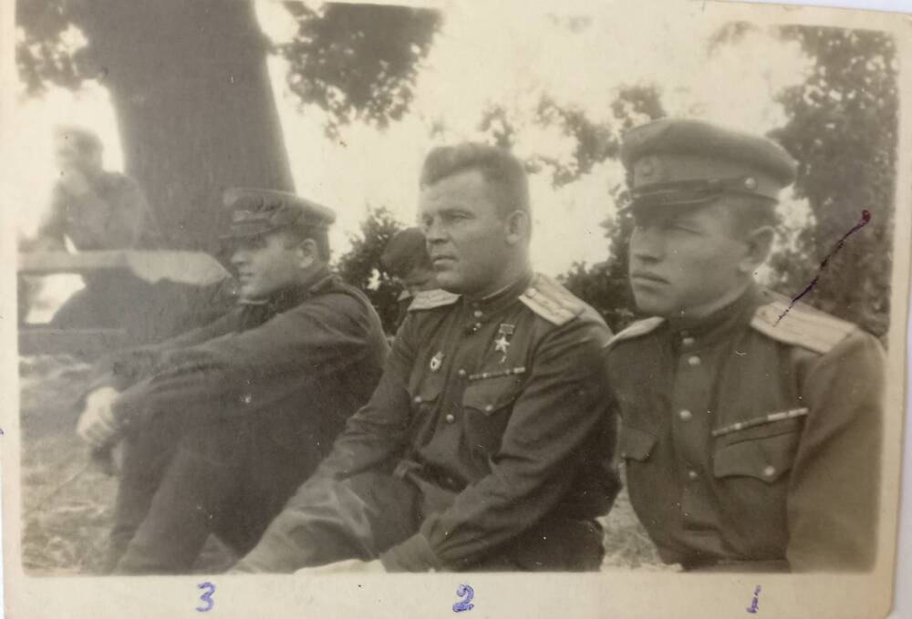 Фотография групповая (справа налево): Филин В., к-р 1 ТБАП полка, Чистяков В.М., штурман, Морозов П.Н., замполит части