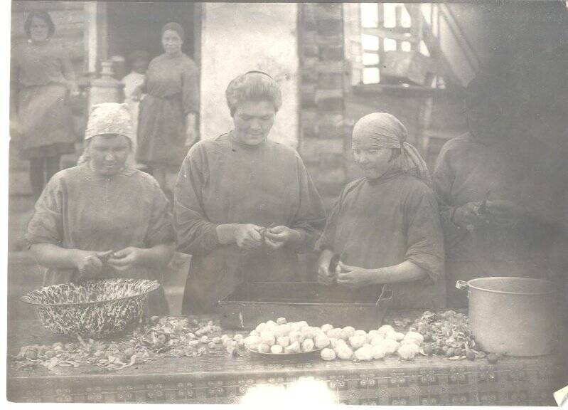 Фотография ч/б. Кухня столовой Промсоюза.  Промсоюз. Якутск. 1930-40-ые гг.