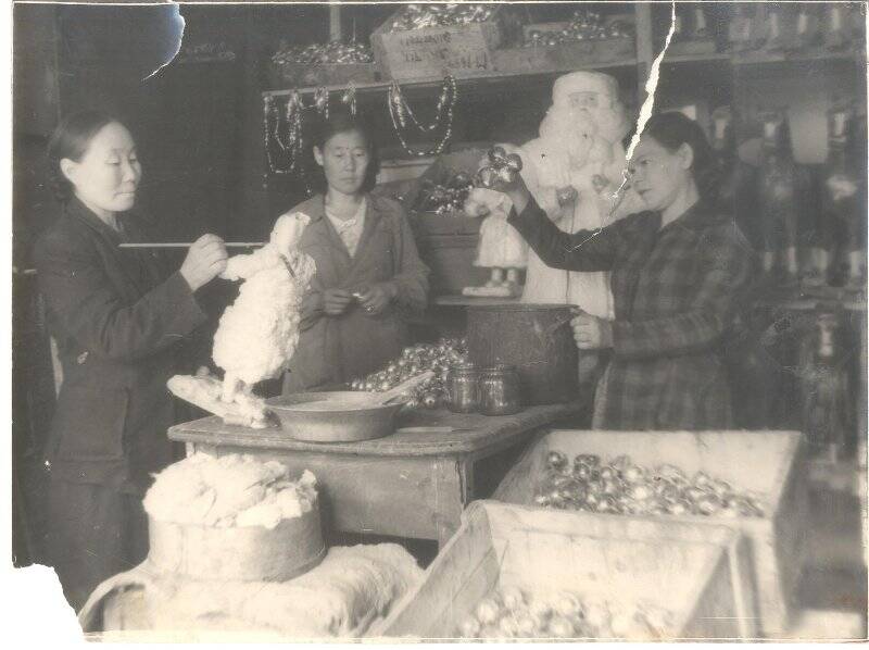 Фотография ч/б Цех игрушек. Промартель «Культура». Якутск. 1940-ые гг.