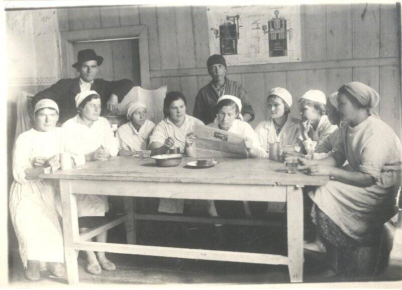 Фотография ч/б. Чтение газеты в коллективе пекарни. Якутск. 1940-ые гг.