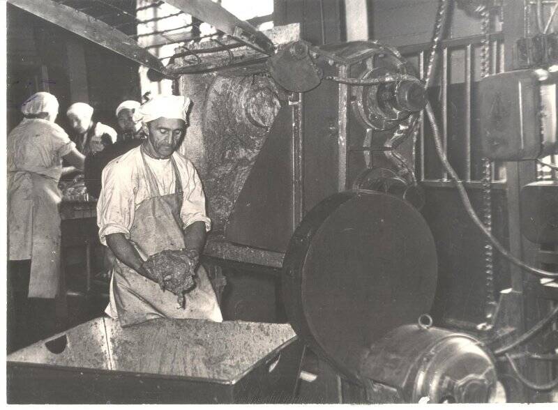 Фотография ч/б. Приготовление фарша для колбасы.  Якутская колбасная фабрика. Якутск. 1950-60-ые гг.