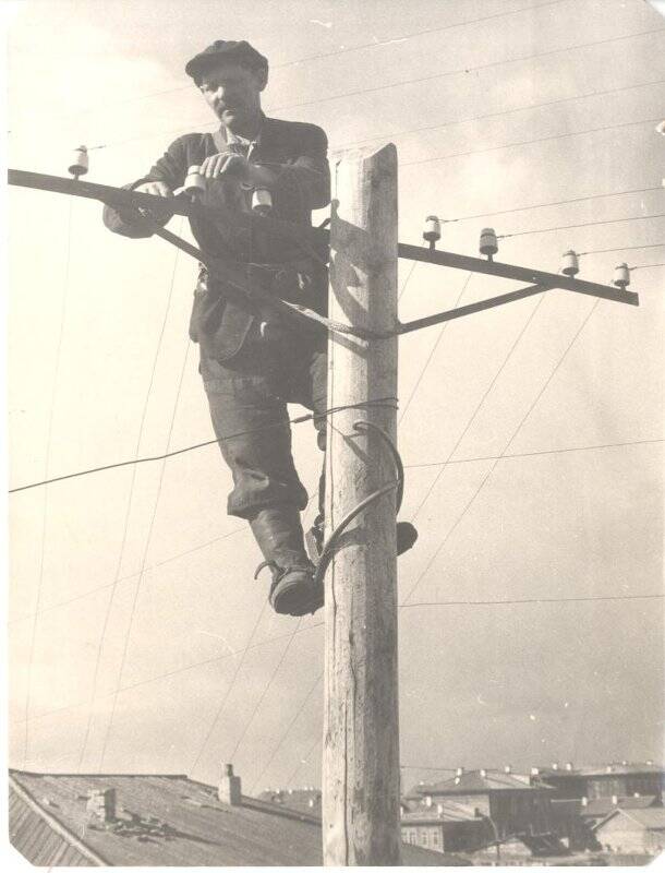 Фотография ч/б. Проводка телеграфа. Якутск? 1950-ые гг.