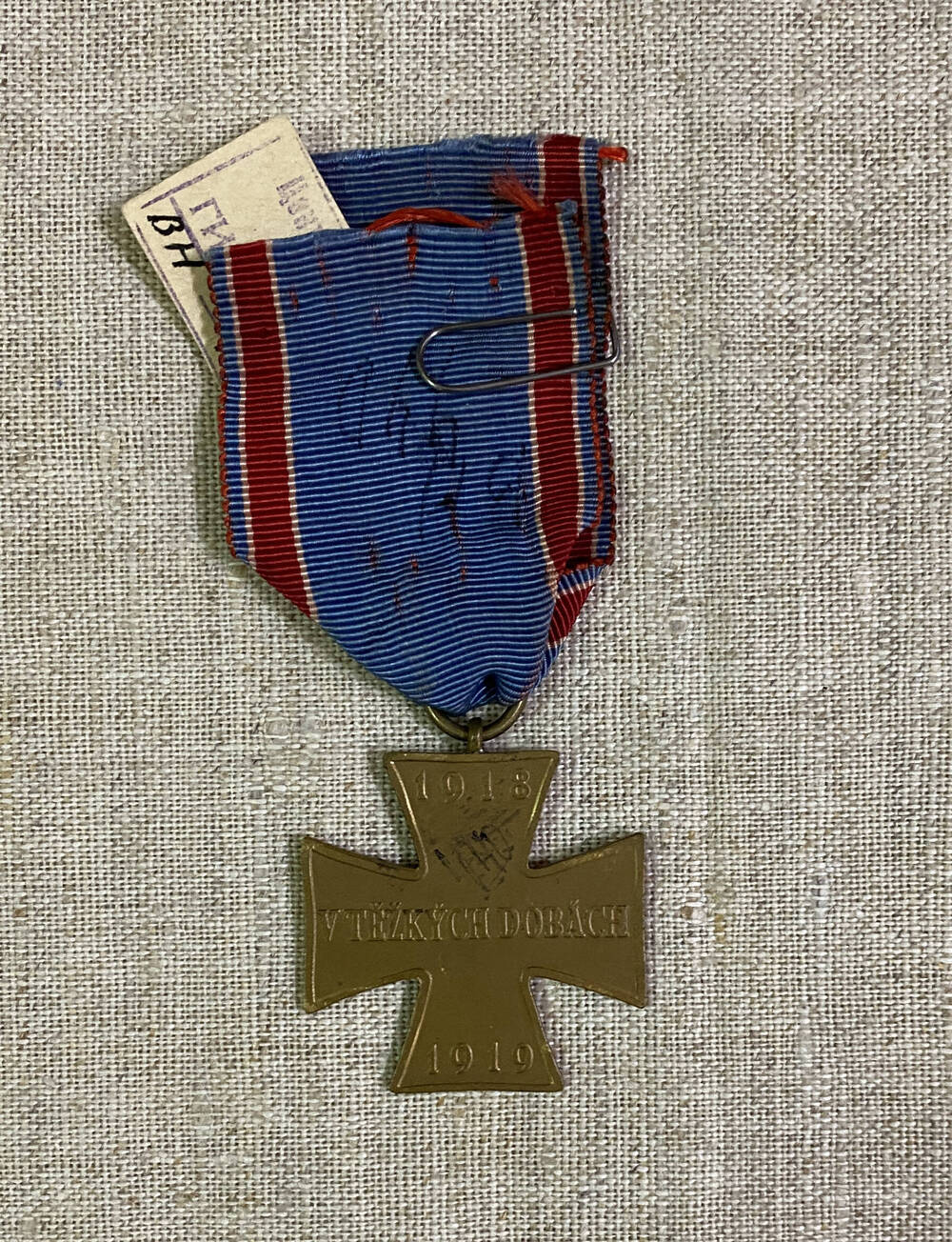 Орден в форме креста  с изображением эмблемы ЧССР - на аверсе; на реверсе - цифры 1918-1919, текст,  на муаровой ленте