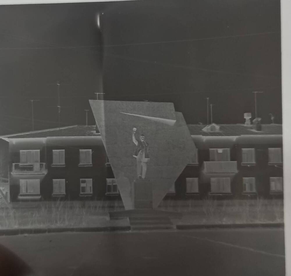 Малоформатные фотонегативы. Памятник В.И.Ленину на площади ДКЖелезнодорожник