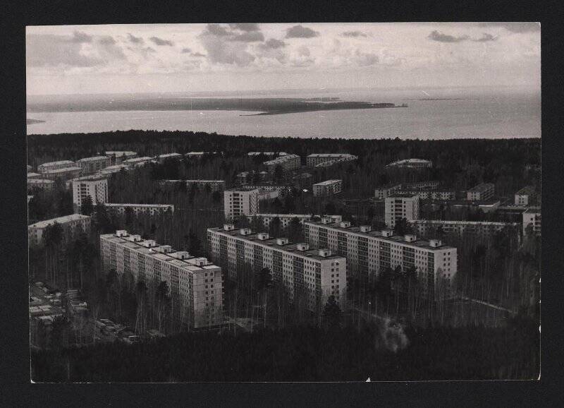 Фотография черно-белая. Вид сверху на Академгородок и Обское водохранилище.