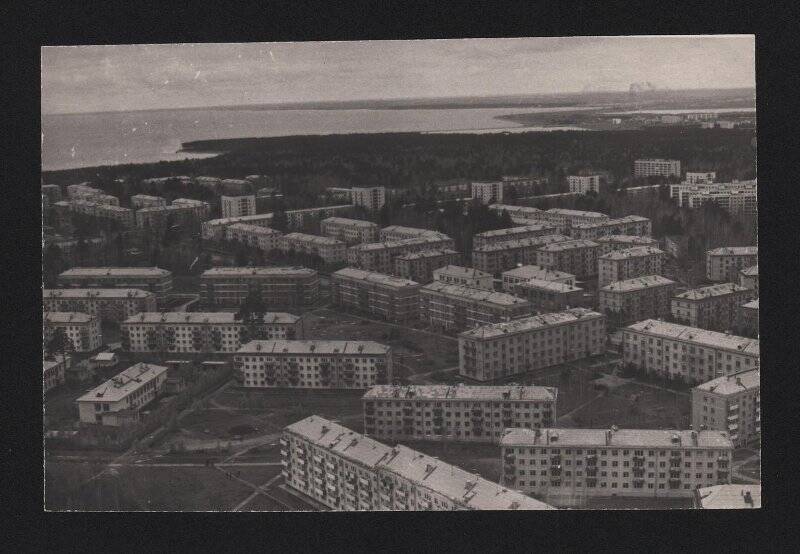 Фотография черно-белая. Вид сверху на Академгородок и Обское водохранилище.