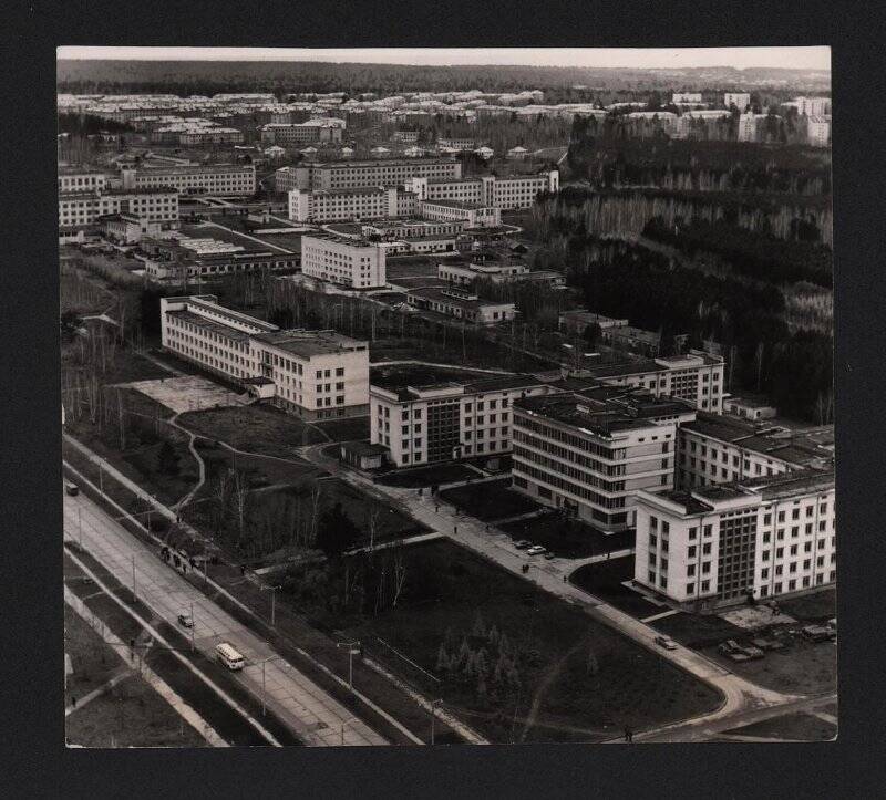 Фотография черно-белая. Вид сверху на Академгородок с панельными многоэтажками.