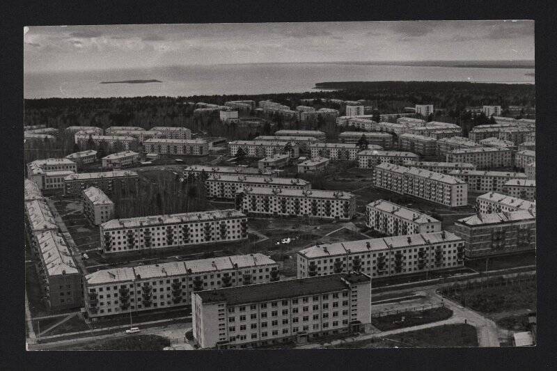 Фотография черно-белая.Вид сверху на Академгородок и Обское водохранилище.