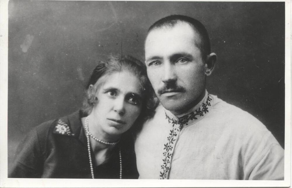 Фотография Ряховские Василий Иванович и жена Стеша.1 апреля, 1932г.