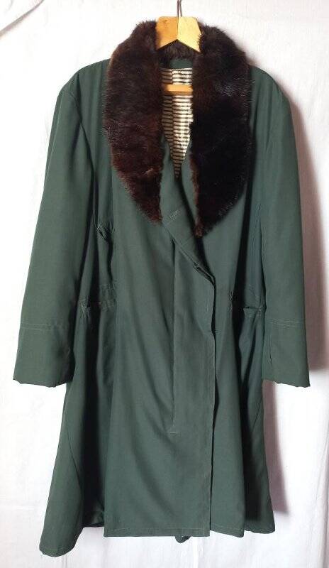 Пальто зеленого цвета из плащевой ткани с меховым воротником.