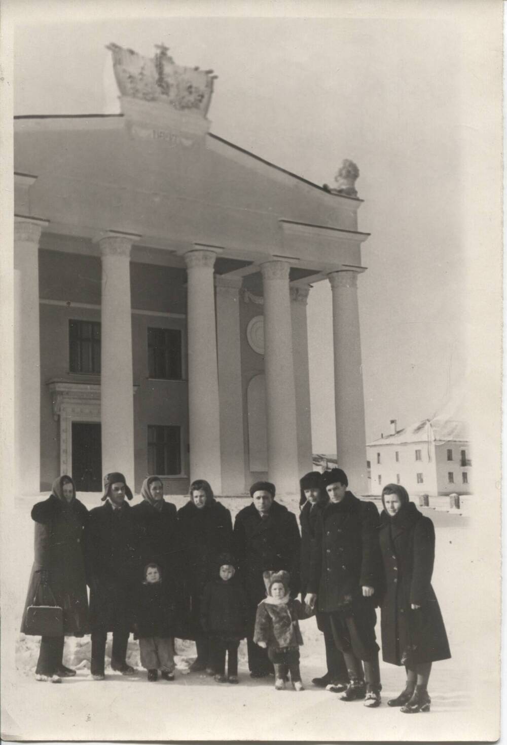 Фотография Руководители строительства ДК Нефтехимиков, трудармейцы. 1951г.