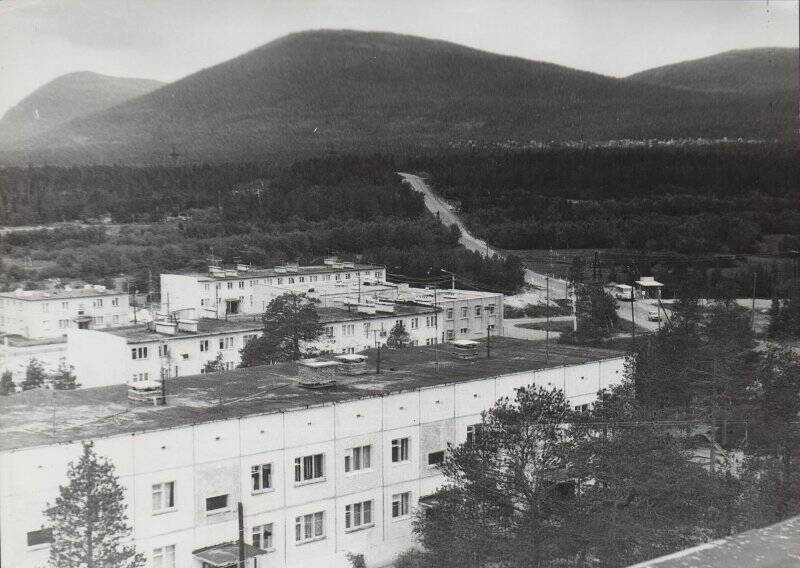 Фото черно-белое. Благоустроенные дома в с. Лувеньге