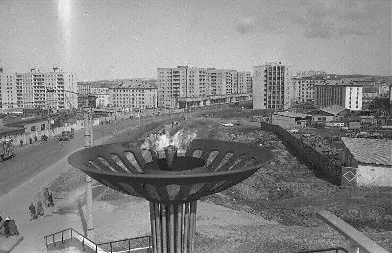 Фотонегатив. Вечный огонь у памятника героям 6 батареи