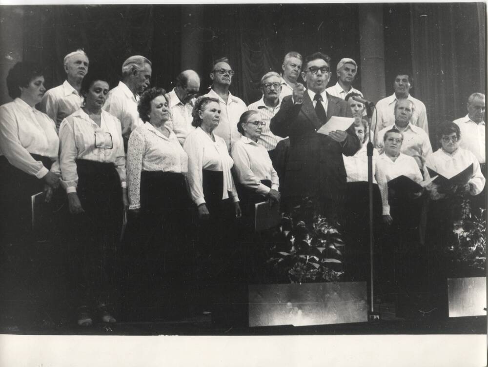 Фотография Участники хора «Фройндшафт» на торжествах, в ДК Нефтехимиков. 11 июня 1989 г.