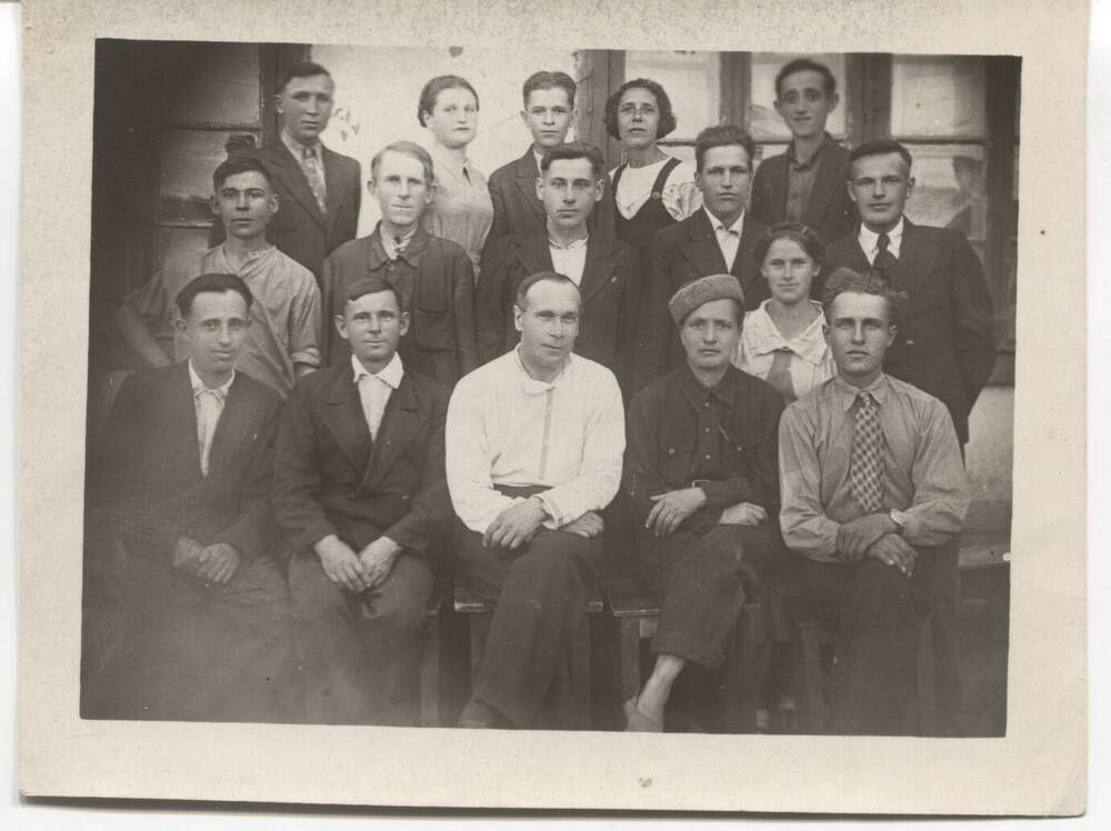 Фотография Работники тарного завода, 1944 г. В третьем ряду вторая Штро Ф. И. трудармеец, бухгалтер.