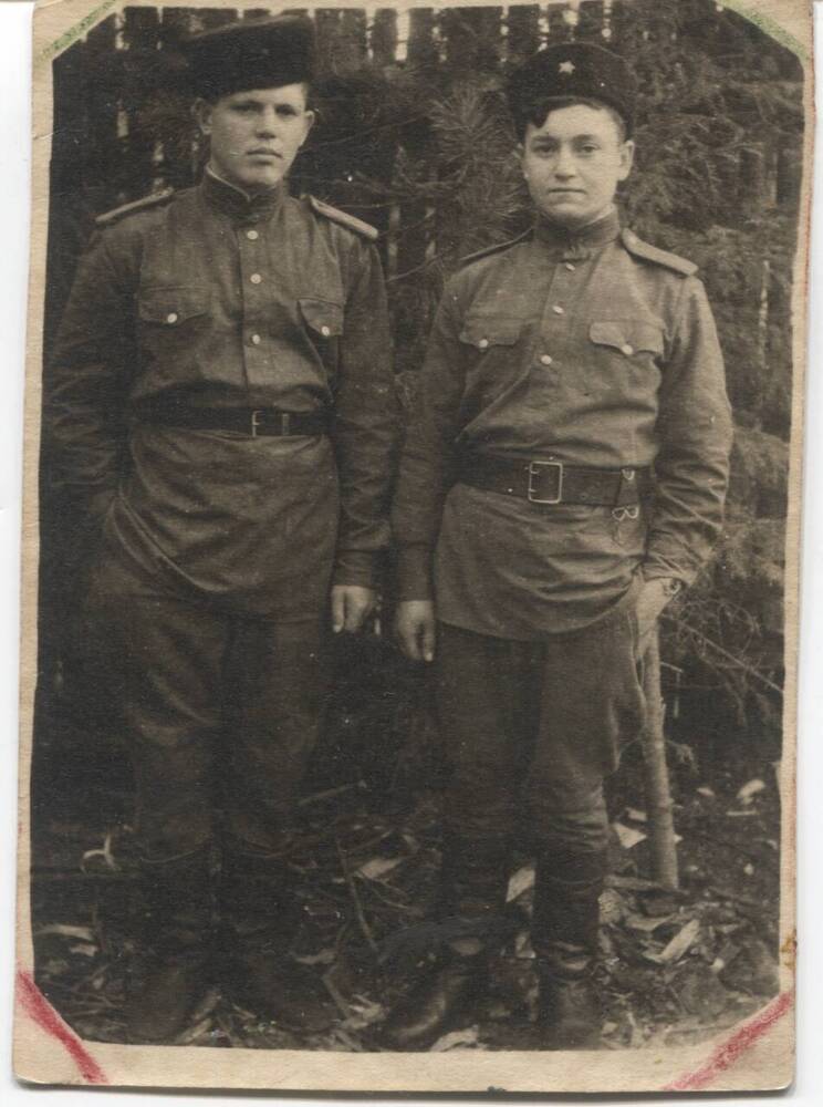 Фотография Гейст Э. Е. (справа)  с другом во время службы охраны лагеря. 1947-48гг.