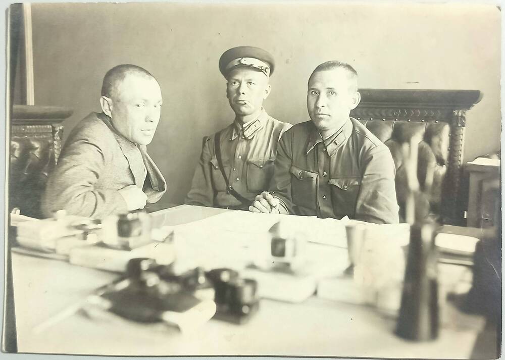 Фото групповое. Фомченко Я.А.- справа. 1942 г. г. Ленинград