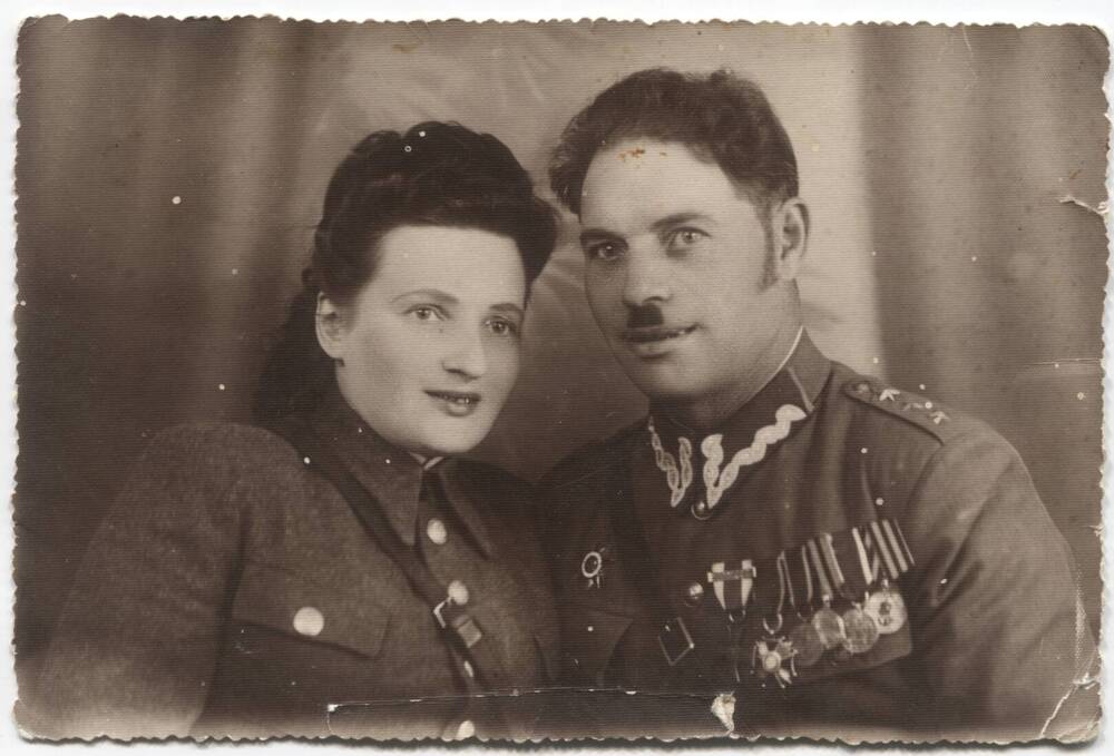 Фотография Мариаy Кантор с женой в г. Лодзи. В 1939г. эмигрировал в СССР. Член партии. В  1944г. был призван в польскую армию формирующуюся в Советском Союзе . После войны жил в Польше.  Умер в 1950г.