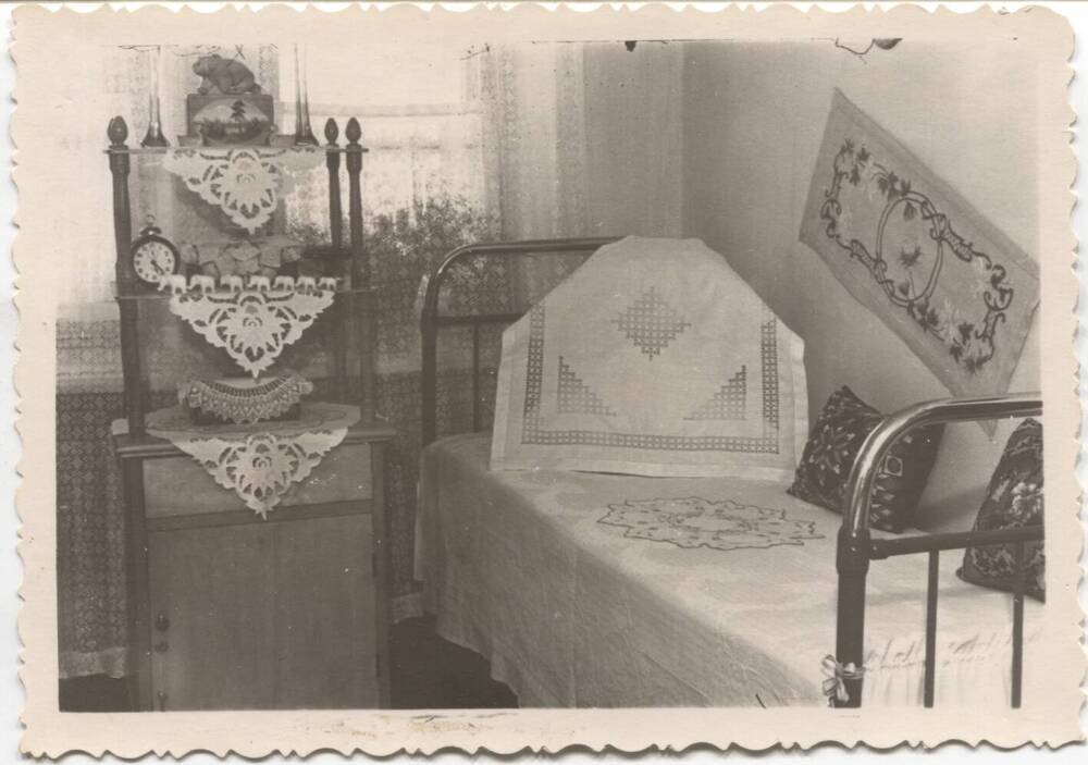 Фотография Интерьер комнаты коммунальной квартиры Вебер Флюры Адольфовны. 1950гг.