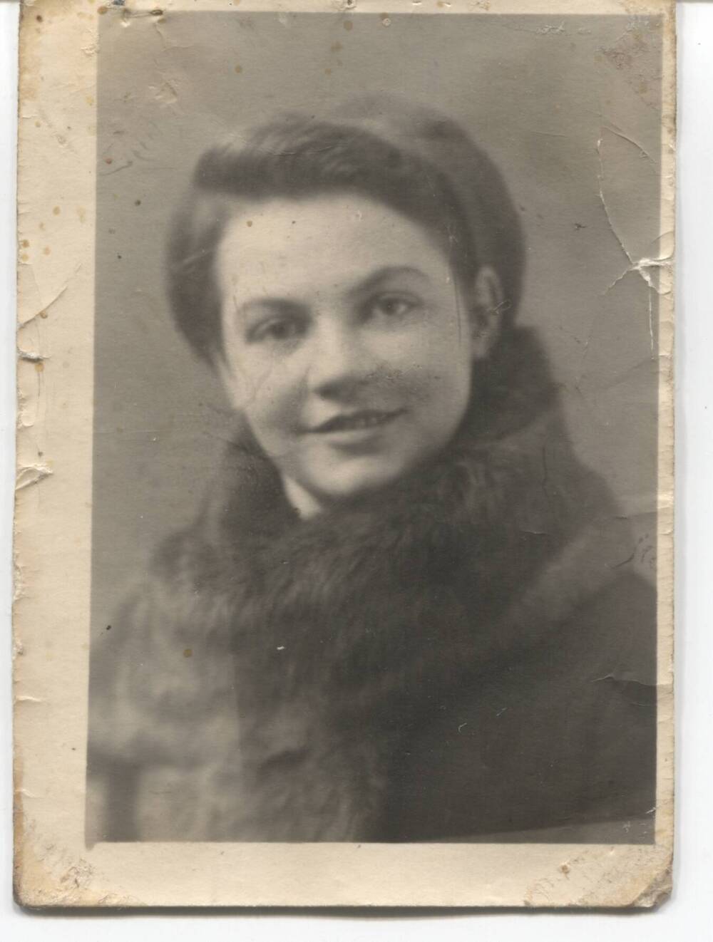 Фотография Ширшова Любовь Ивановна. Была на оккупированной территории в годы Великой Отечественной войны 1941-1945гг. и была вывезена в Германию, где работала  2 года и 10 месяцев. Снимок 1938г.