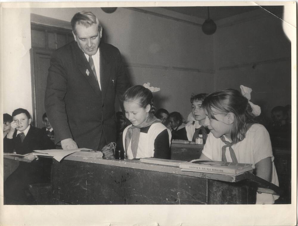 Фотография Чтение на уроке немецкого языка в 5 классе школы № 35. Учитель Иван Кондратьевич Баумбах, декабрь 1966г.