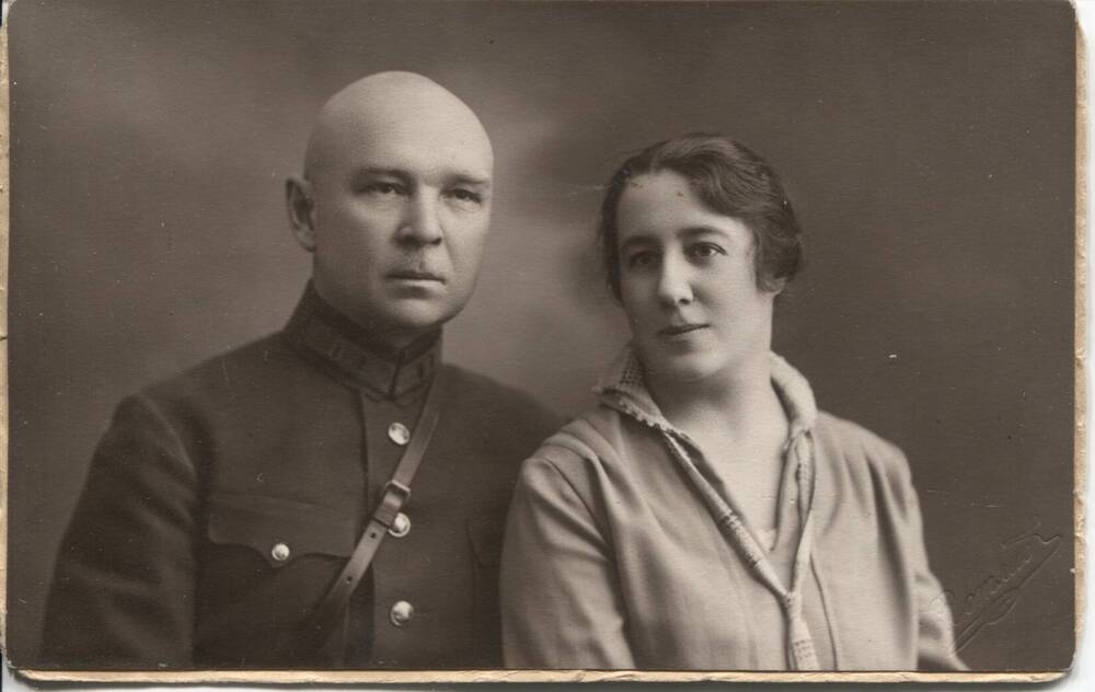 Фотография Коньков Иван Федорович, командир артиллерийского полка с женой. Снимок 26 января 1929г.