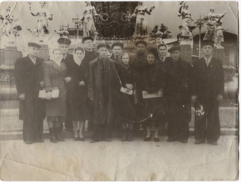 Фотография. Участники с/х выставки в Москве на ВДНХ 1954 г. (целинные строители).