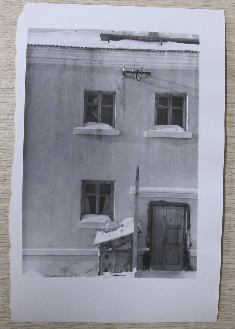 Фотография. Восточная стена дома в 2-х вариантах. Жилой дом по ул. К. Маркса, д. 25.