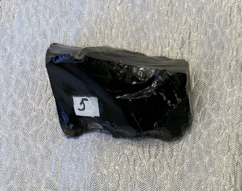 Коллекция из 30 образцов минералов и горных пород. Образец № 20 Обсидиан. Цвет черный. Армения.