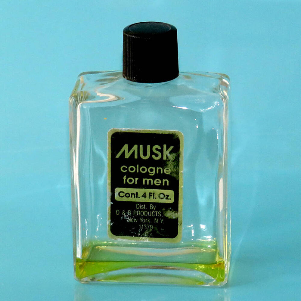 Одеколон мужской «Musk». Флакон из прозрачного стекла, прямоугольной формы, с черной завинчивающейся пробкой. Этикетка черная с золотистыми буквами. США, фирма D& B Products, 1990-е гг. 