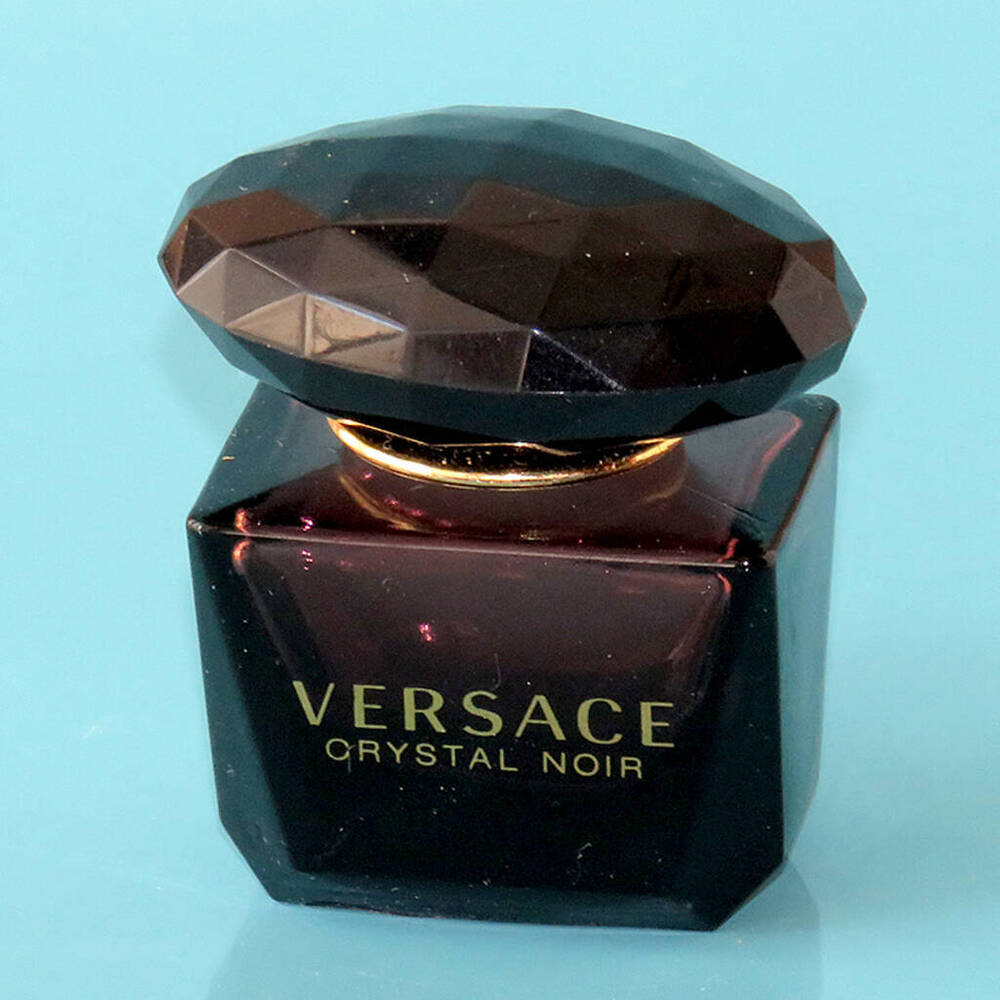 Туалетная вода «Сrystal noir». Миниатюрный флакон из черного стекла в виде призмы с усеченными гранями и пластмассовой граненой овальной крышкой. Италия, фирма Versace, начало 2000-х гг. 