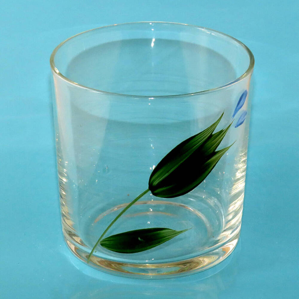 Стакан для воды или сока. Цилиндрической формы. Из прозрачного бесцветного стекла, с изображением зеленого цветка типа тюльпана с двумя голубыми «тычинками». Россия, 1990-е гг. 