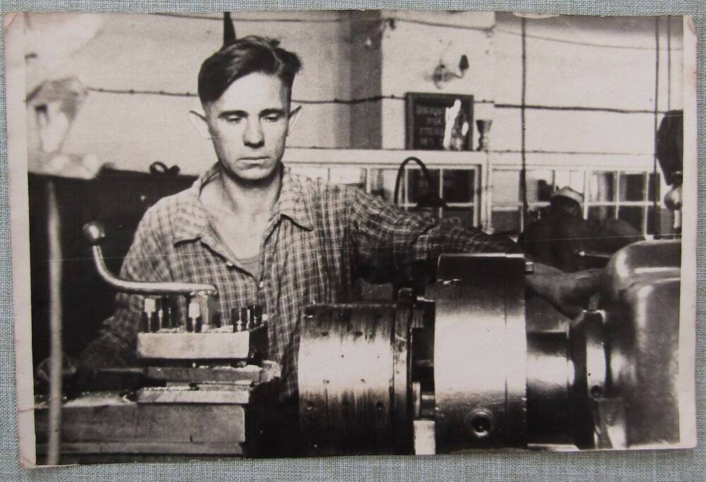 Фото: токарь механического цеха паровозного депо В.Д. Горчаков за работой у станка. 26/VII-1955 г.