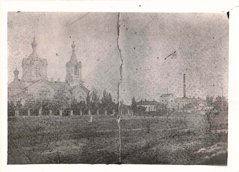 Фотокопия снимка 1913 г. Церковь и вид на винокуренный завод.