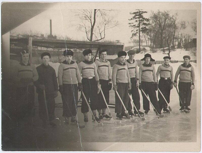 Фотография. Хоккеисты на замерзшей реке. Из архива Балакиревых