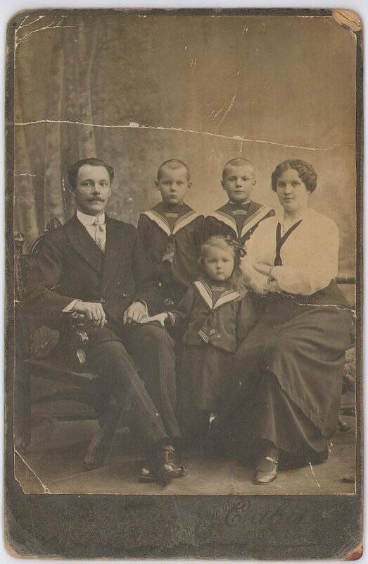 Фотография. Семейный портрет Балакиревых. Из архива Балакиревых