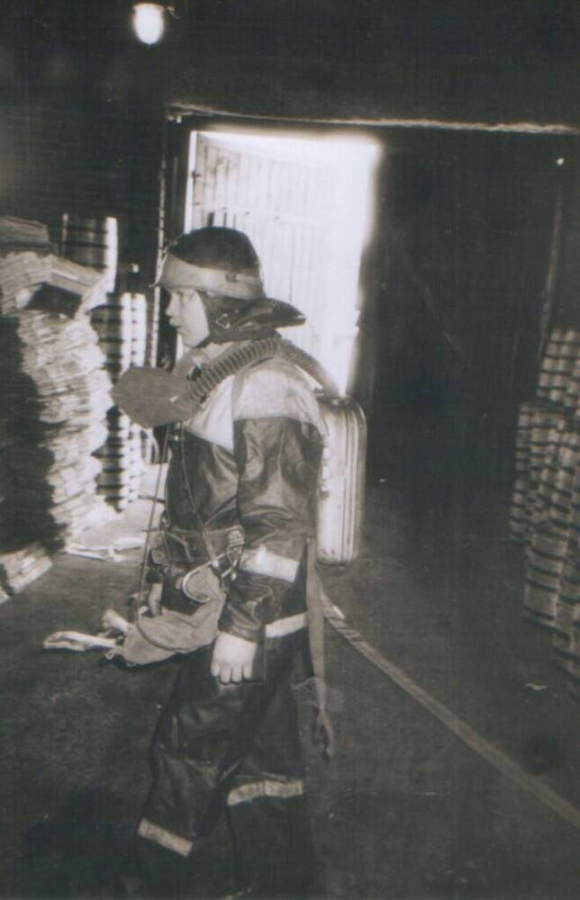 Фотография. Ком. отделение Ю.А. Бляблин на пожарно-тактических учениях на территории кондитерской фабрики. 1989 г. г. Белогорск.