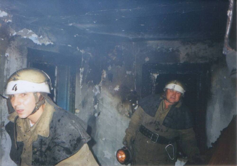 Фотография. Ст. пожарный Ю.Ф. Фирсов (слева) и ком. отделения В.С. Трещев (справа) после ликвидации пожара в жилом доме по ул. Озерной. 1999 г г. Белогорск.