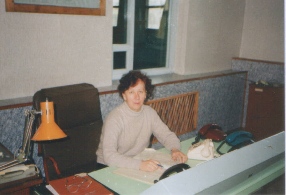 Фотопортрет поясной. Радиотелефонистка О.В. Калинова на рабочем месте. 1997 г. г. Белогорск.
