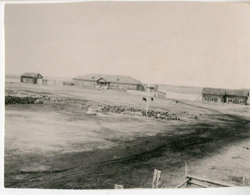 Фотография ч/б. Детский дом с. Соттинцы Усть-Алданский район. 1950-60 гг.