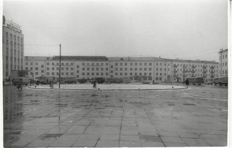 Фотография ч/б. Площадь Орджоникидзе, весна 1992 год. Фотографии Суровецкого Е.К.