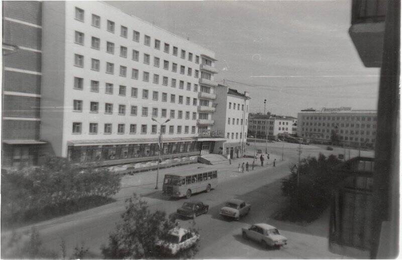 Фотография ч/б. Вид на гостиницу «Лена», 1992 г. Фотографии Суровецкого Е.К.