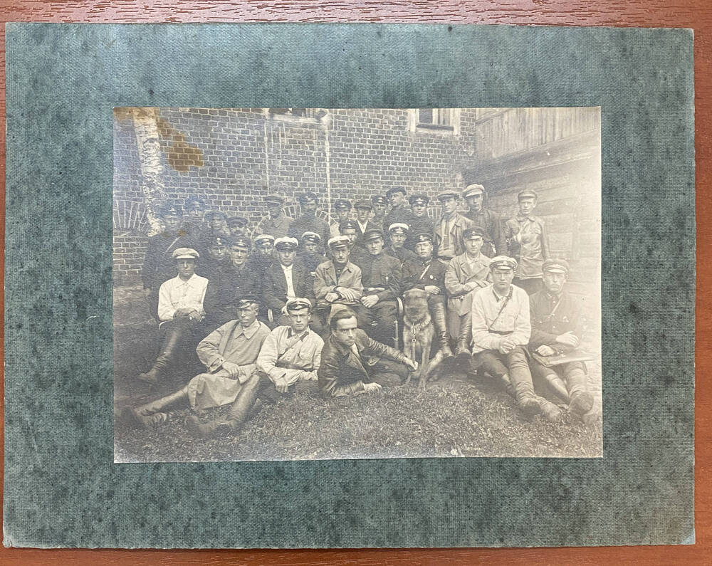 Фото групповое: Айзин А. М. сидит во втором ряду четвертый слева. 1929 г. Сасово
